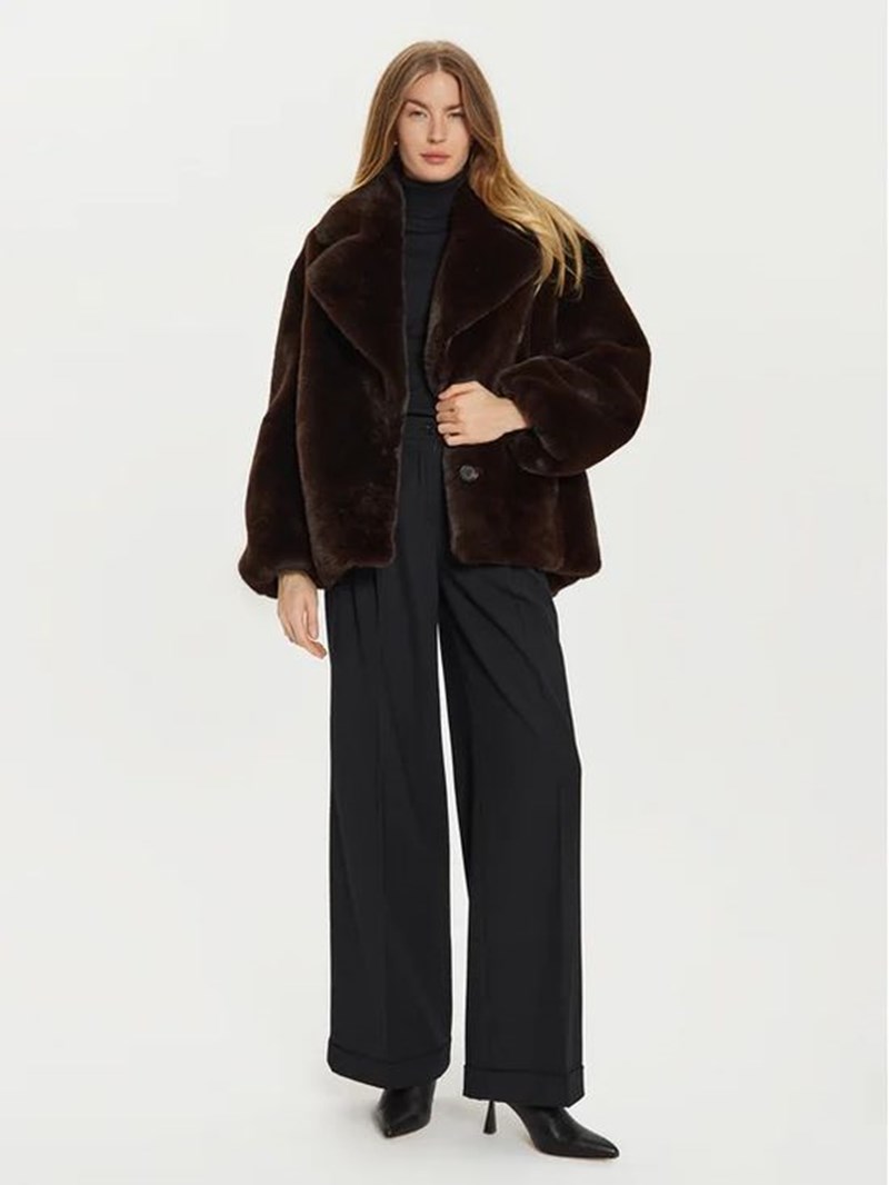 Η Dakota Johnson φόρεσε το απόλυτο παλτό για τον χειμώνα που δεν θα θες να αποχωριστείς - εικόνα 4