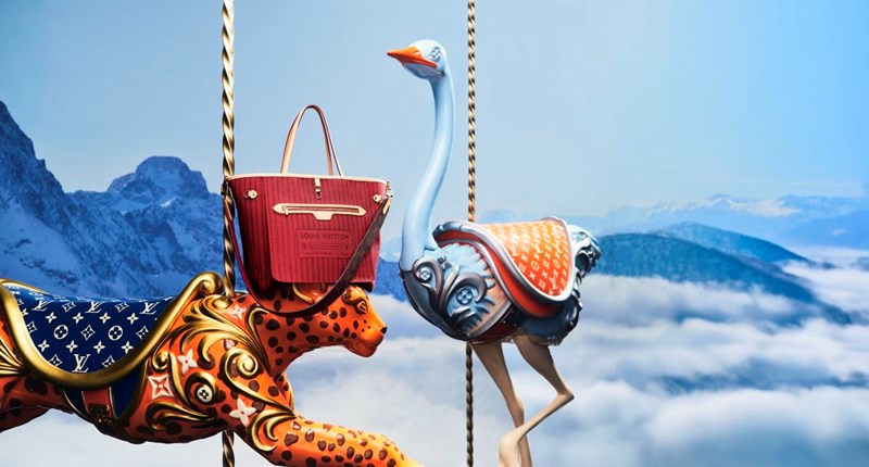 Louis Vuitton: Η νέα εορταστική καμπάνια μάς προσκαλεί να κάνουμε μία βόλτα με καρουζέλ - εικόνα 5