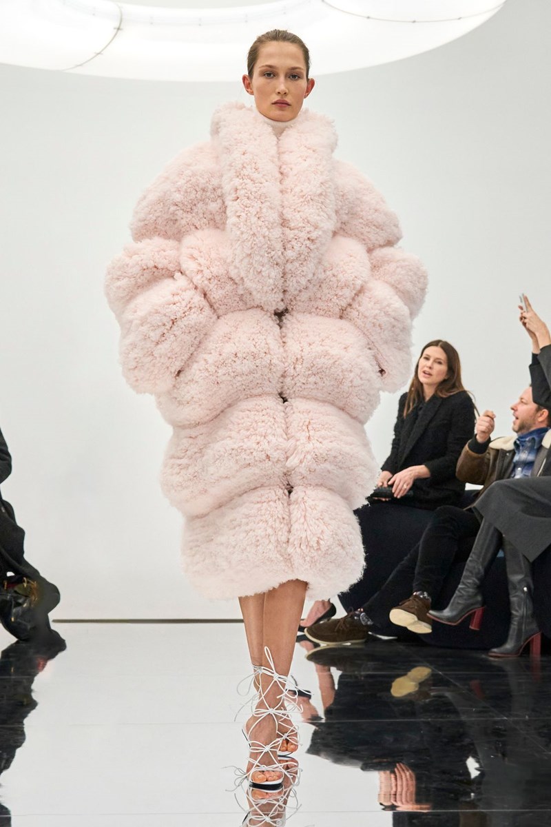 Pretty in Pink: Τα ροζ παλτό που πρέπει να τολμήσεις να φορέσεις αυτό τον χειμώνα - εικόνα 1