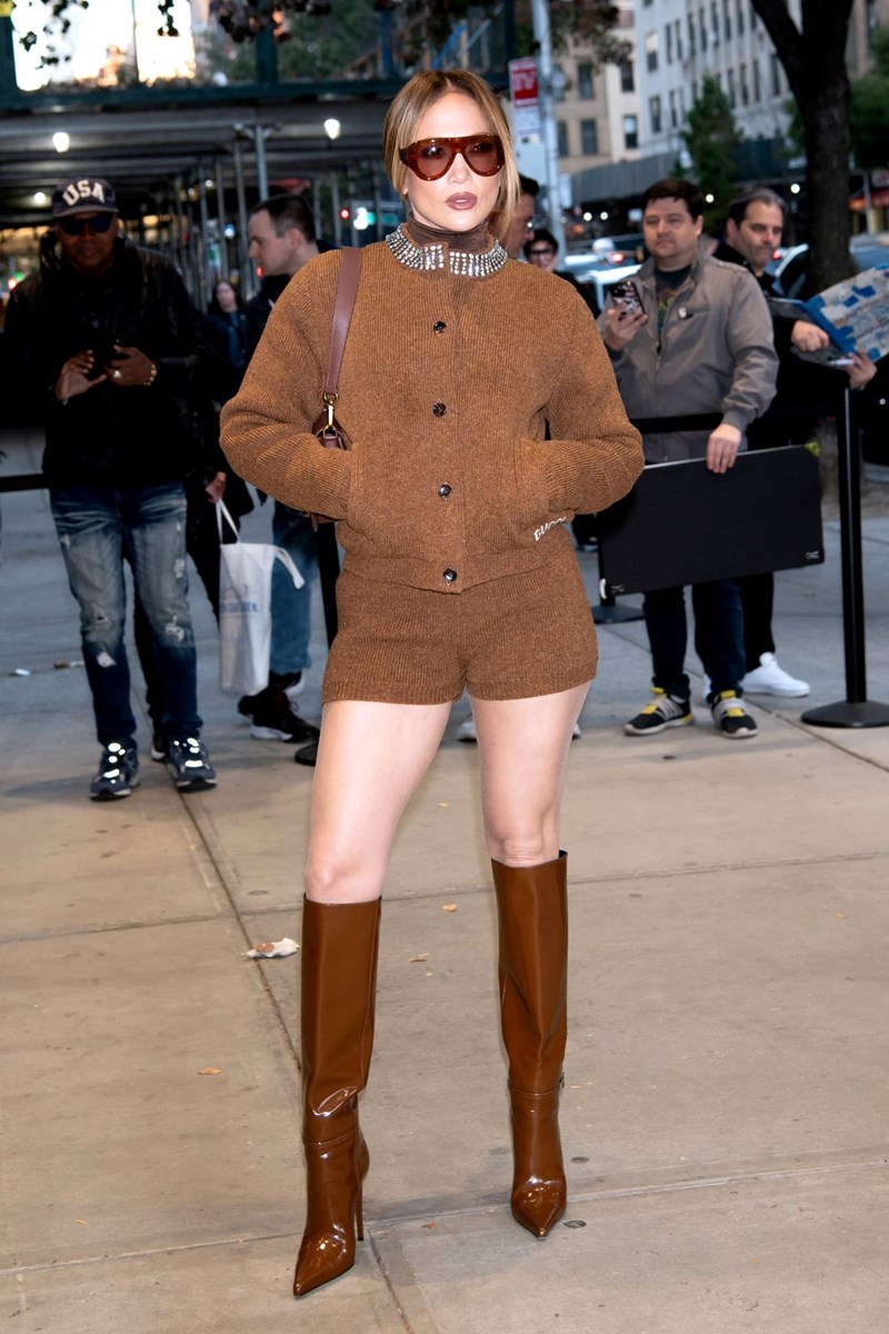 Η Jennifer Lopez φόρεσε τις σέξι μπότες στην απόλυτη απόχρωση της σεζόν - εικόνα 1