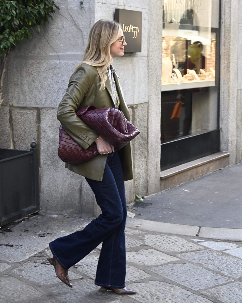 Η Chiara Ferragni κράτησε το stylish clutch που είναι ιδανικό για όλες τις ώρες - εικόνα 1