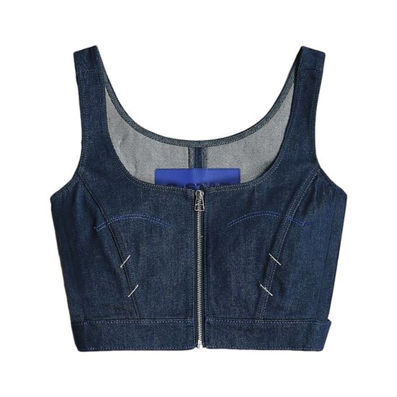 Πώς θα συνδυάσεις το φλογερό κόκκινο με το denim - εικόνα 5