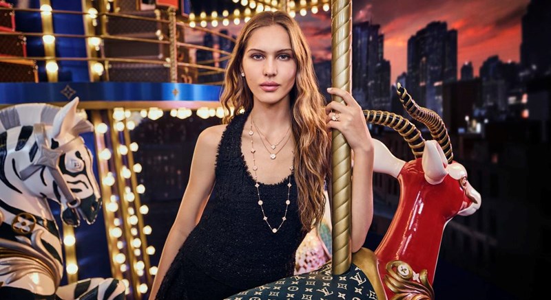 Louis Vuitton: Η νέα εορταστική καμπάνια μάς προσκαλεί να κάνουμε μία βόλτα με καρουζέλ - εικόνα 1