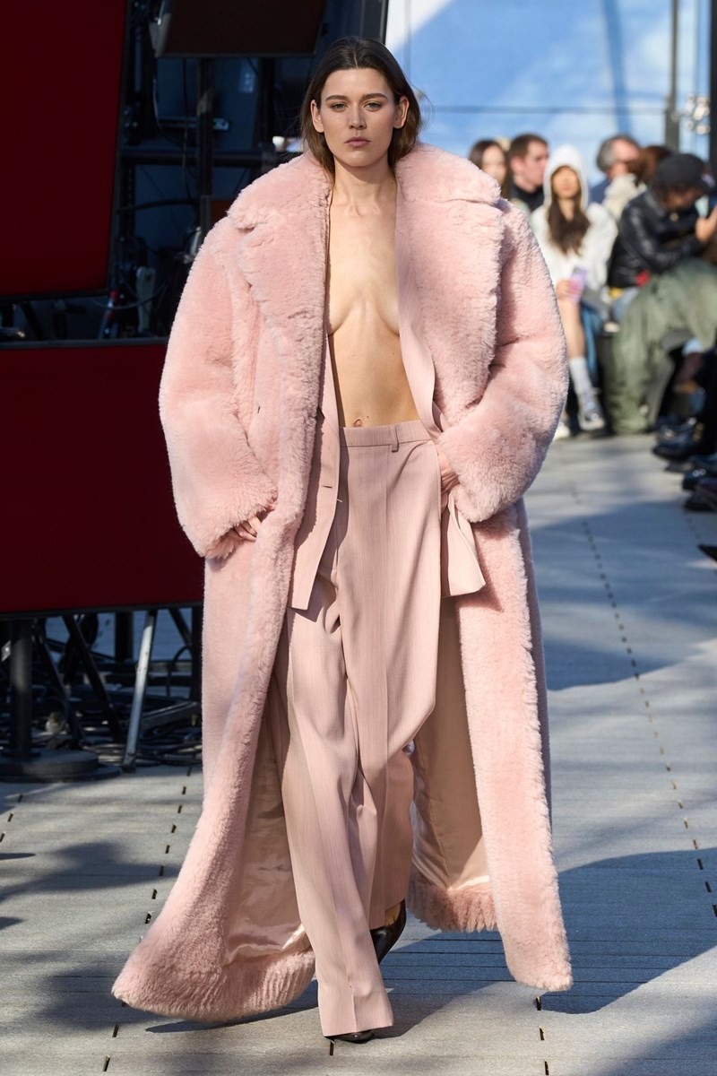 Pretty in Pink: Τα ροζ παλτό που πρέπει να τολμήσεις να φορέσεις αυτό τον χειμώνα - εικόνα 3