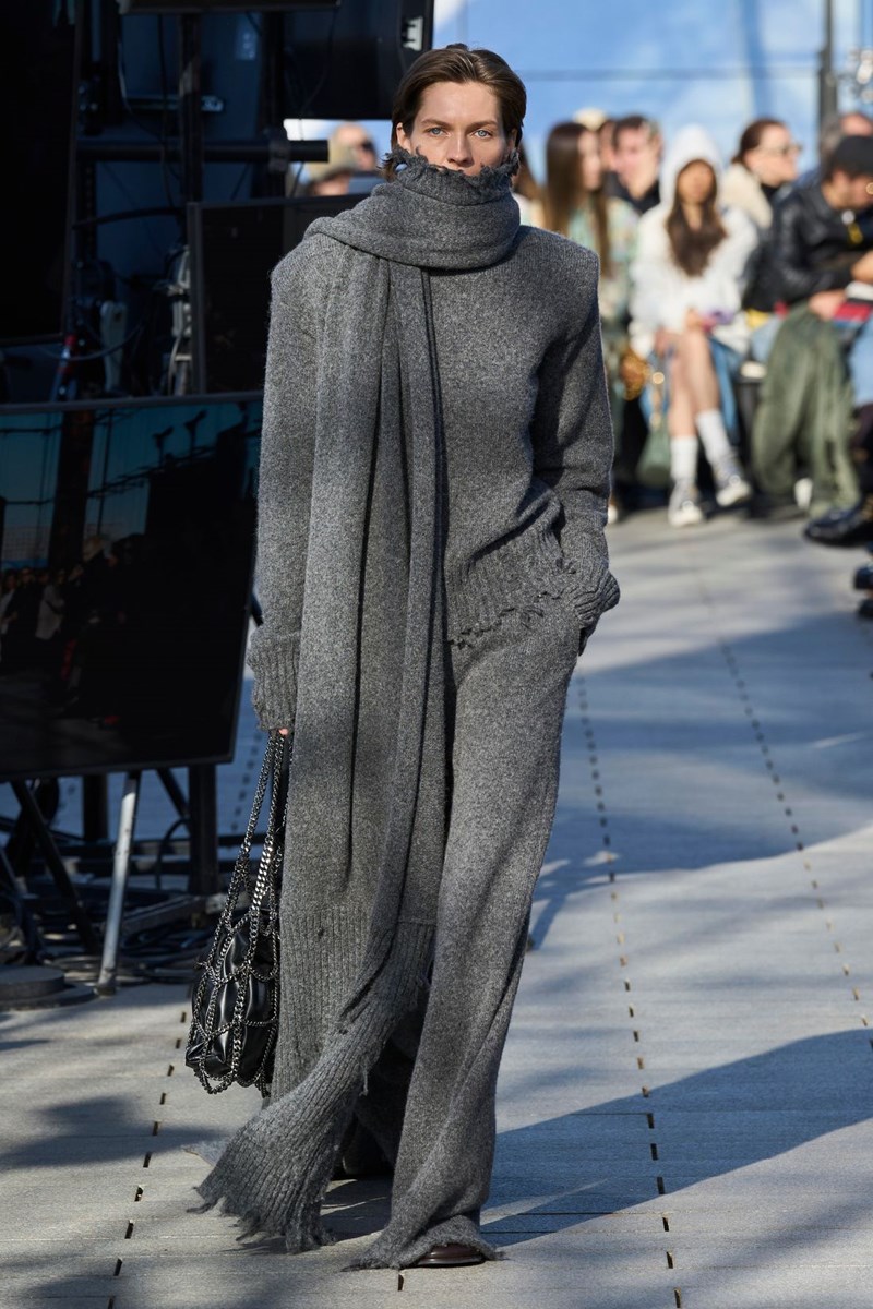 Πώς θα φορέσεις το "must" κασκόλ αυτό τον χειμώνα σαν τις stylish fashionistas - εικόνα 2