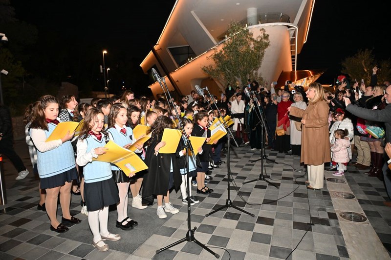 Η Astir Marina άναψε το πρώτο της Χριστουγεννιάτικο Δέντρο, φέρνοντας μαγεία στην Αθηναϊκή Ριβιέρα - εικόνα 2