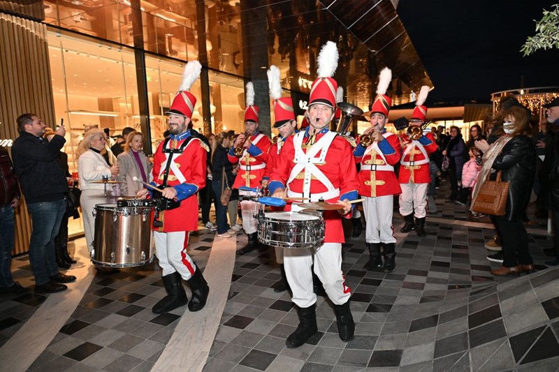 Η Astir Marina άναψε το πρώτο της Χριστουγεννιάτικο Δέντρο, φέρνοντας μαγεία στην Αθηναϊκή Ριβιέρα - εικόνα 1