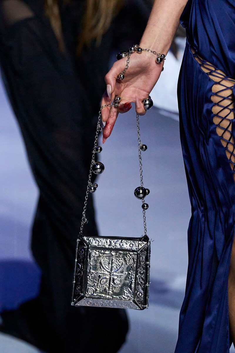 "Το νέο neutral": Η τάση στις τσάντες που θα συνοδεύσει όλα τα glam looks των γιορτών (και όχι μόνο) - εικόνα 4