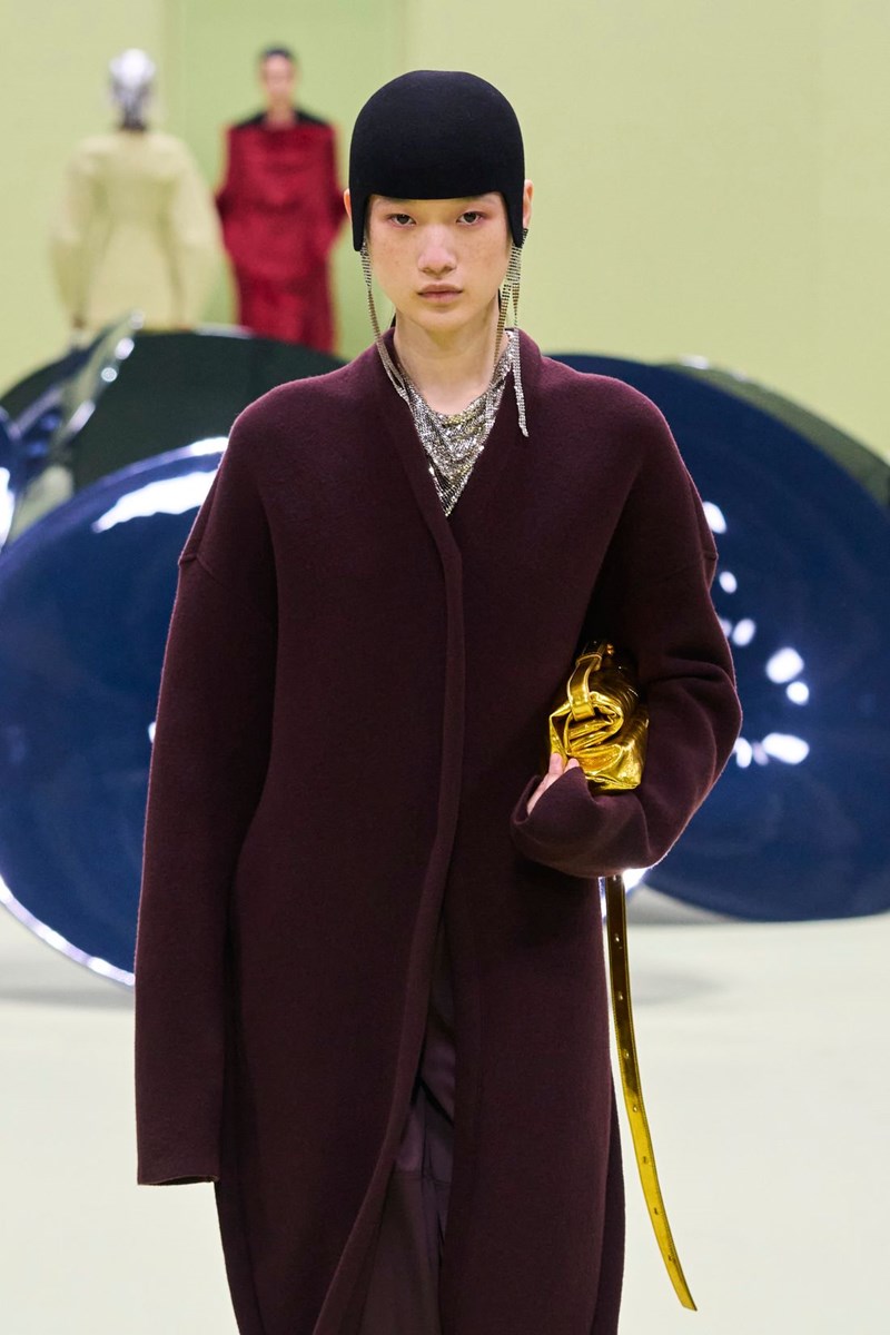 "Το νέο neutral": Η τάση στις τσάντες που θα συνοδεύσει όλα τα glam looks των γιορτών (και όχι μόνο) - εικόνα 5