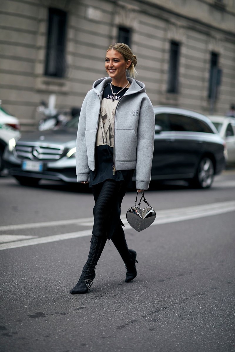 "Το νέο neutral": Η τάση στις τσάντες που θα συνοδεύσει όλα τα glam looks των γιορτών (και όχι μόνο) - εικόνα 12