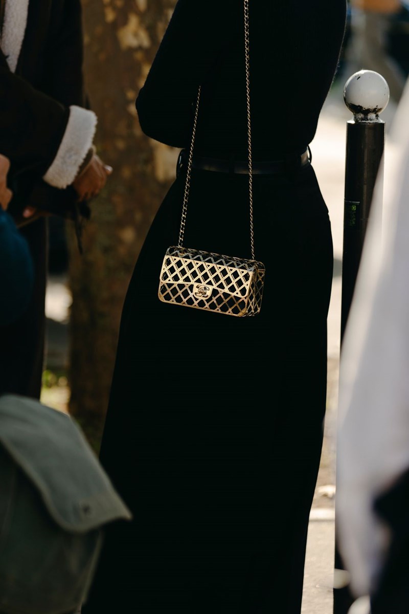 "Το νέο neutral": Η τάση στις τσάντες που θα συνοδεύσει όλα τα glam looks των γιορτών (και όχι μόνο) - εικόνα 10
