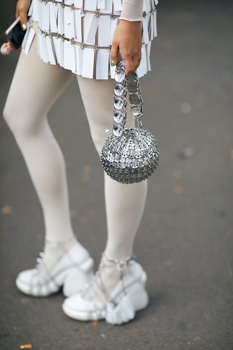 "Το νέο neutral": Η τάση στις τσάντες που θα συνοδεύσει όλα τα glam looks των γιορτών (και όχι μόνο) - εικόνα 8