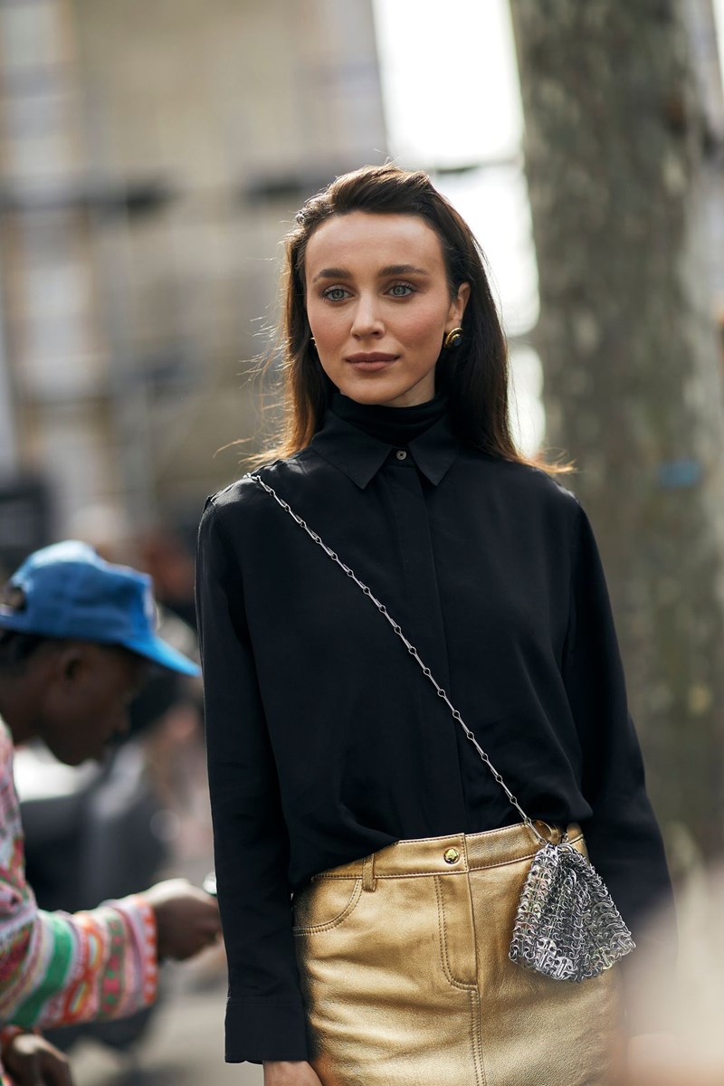 "Το νέο neutral": Η τάση στις τσάντες που θα συνοδεύσει όλα τα glam looks των γιορτών (και όχι μόνο) - εικόνα 7