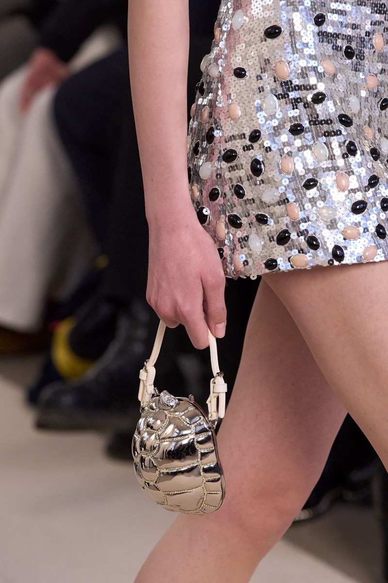 "Το νέο neutral": Η τάση στις τσάντες που θα συνοδεύσει όλα τα glam looks των γιορτών (και όχι μόνο) - εικόνα 1