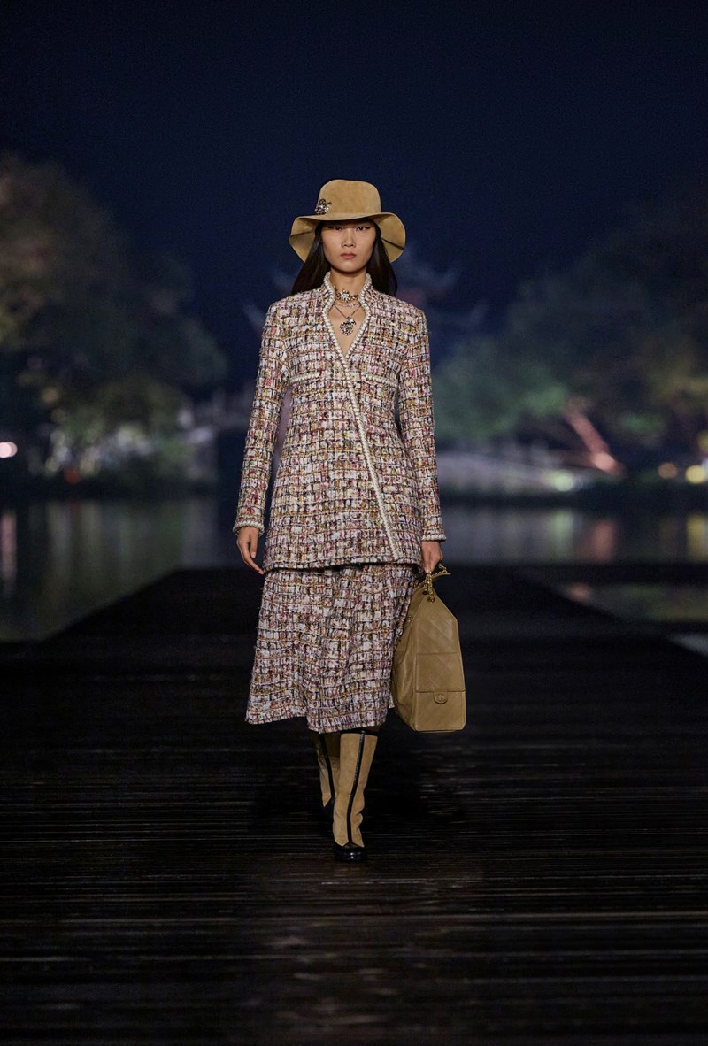 Chanel Métiers d’art 2024/25: Από το Παρίσι στην Κίνα, ένα ονειρικό ταξίδι αφιερωμένο στη μόδα - εικόνα 11