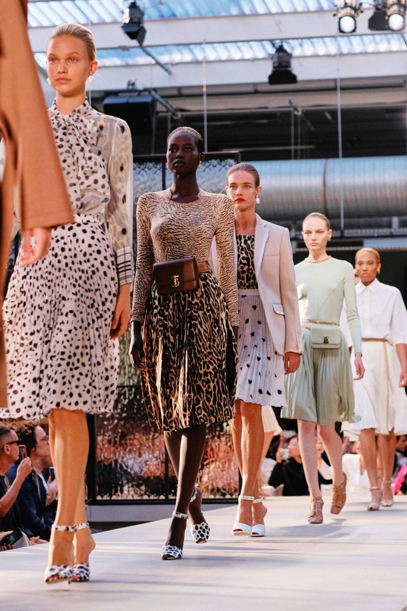 5 λόγοι που πρέπει να δεις τη νέα συλλογή του οίκου Burberry - εικόνα 3