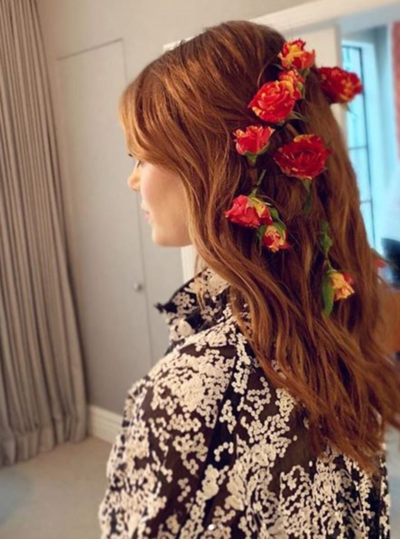 Λατρέψαμε την flower power εμφάνιση της Emma Stone - εικόνα 3