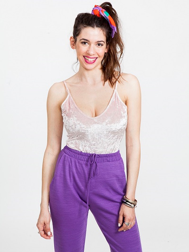 8 τρόποι να φορέσεις το βελουτέ κορμάκι που θα βρεις δώρο με το ELLE Απριλίου - εικόνα 5