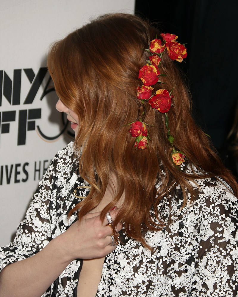 Λατρέψαμε την flower power εμφάνιση της Emma Stone - εικόνα 2