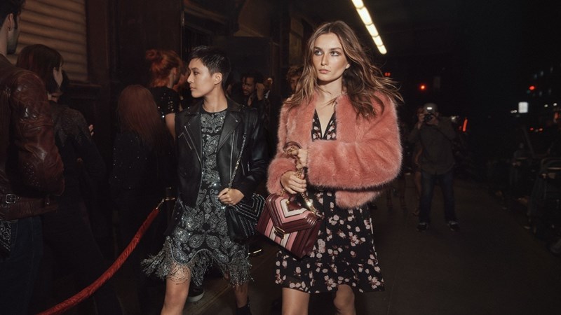 O Michael Kors μας προτείνει τα λουκ των Χριστουγέννων - εικόνα 1