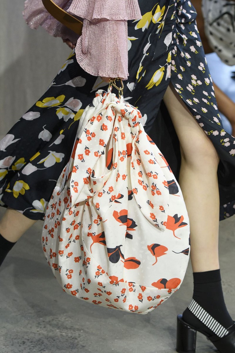 10+1 τσάντες που θέλουμε τώρα κατευθείαν από τα ντεφιλέ - εικόνα 3