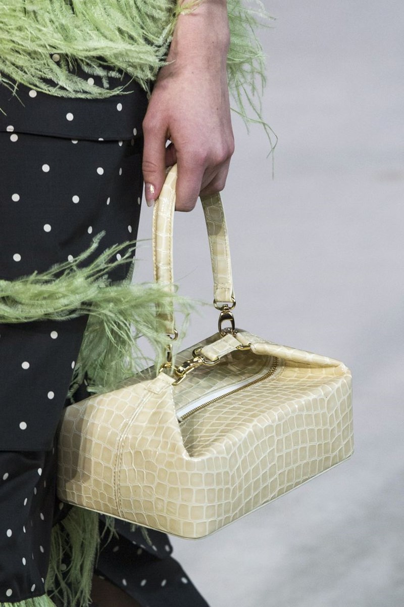 10+1 τσάντες που θέλουμε τώρα κατευθείαν από τα ντεφιλέ - εικόνα 5