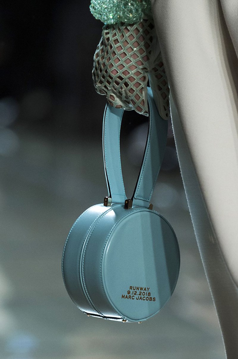 10+1 τσάντες που θέλουμε τώρα κατευθείαν από τα ντεφιλέ - εικόνα 7