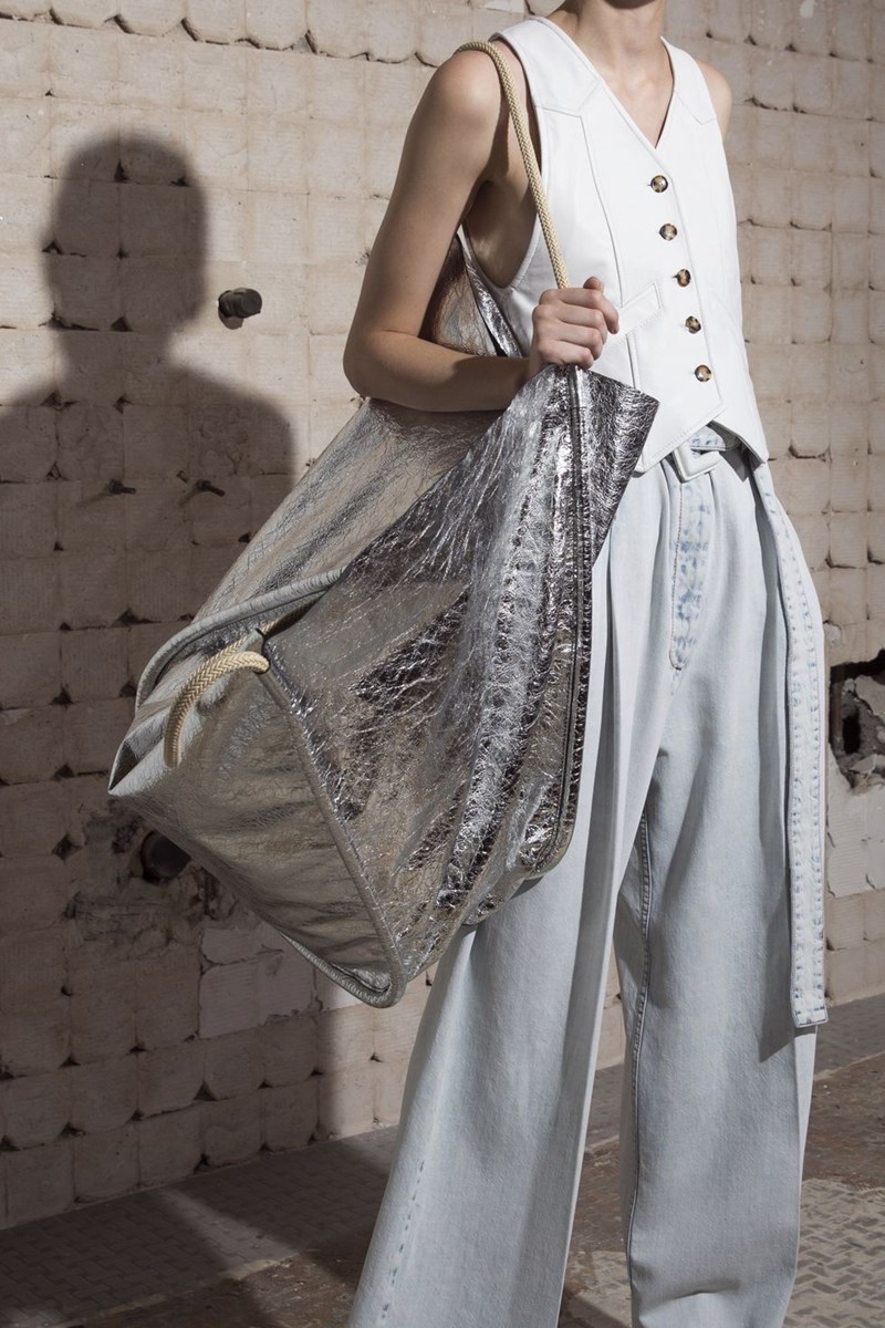 10+1 τσάντες που θέλουμε τώρα κατευθείαν από τα ντεφιλέ - εικόνα 9