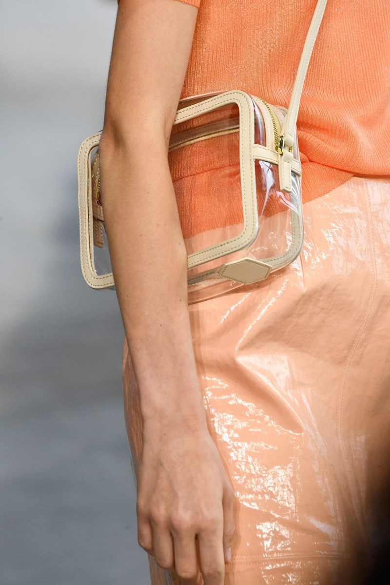 10+1 τσάντες που θέλουμε τώρα κατευθείαν από τα ντεφιλέ - εικόνα 10