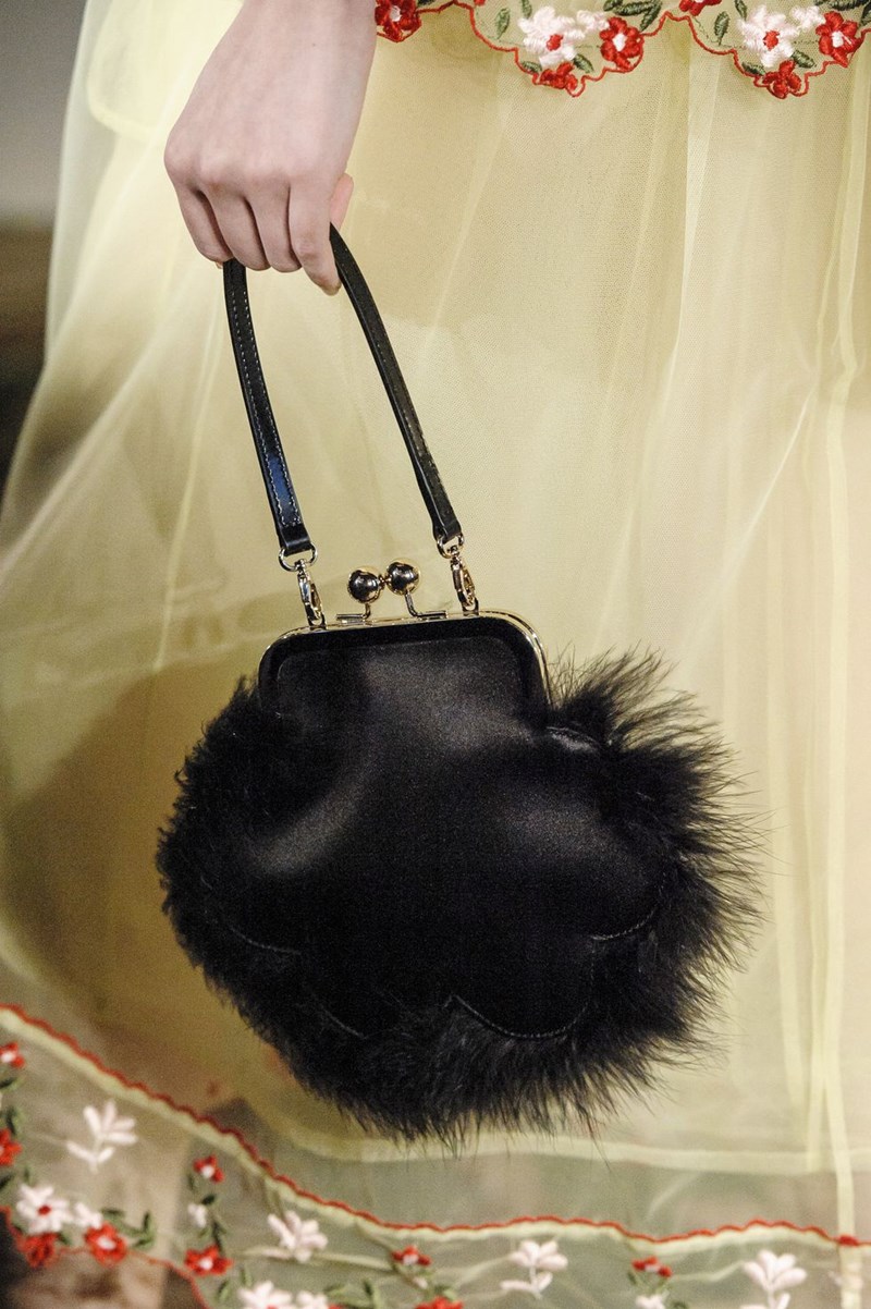 10+1 τσάντες που θέλουμε τώρα κατευθείαν από τα ντεφιλέ - εικόνα 11