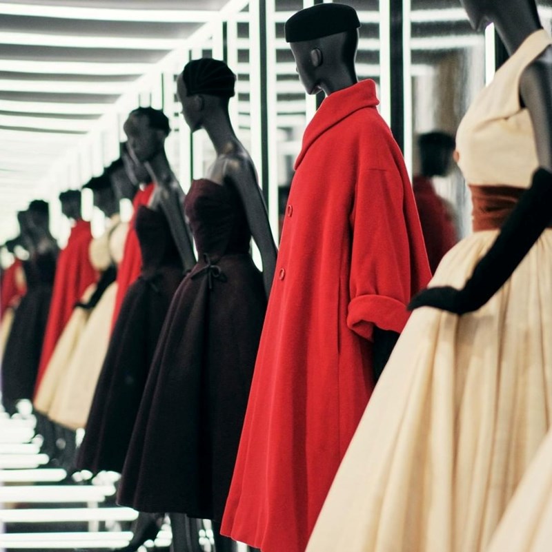 Η μαγευτική ιστορία του οίκου Dior μέσα από 500 φορέματα - εικόνα 2