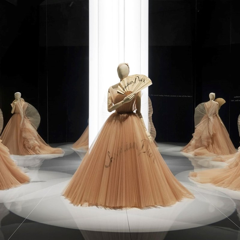 Η μαγευτική ιστορία του οίκου Dior μέσα από 500 φορέματα - εικόνα 1