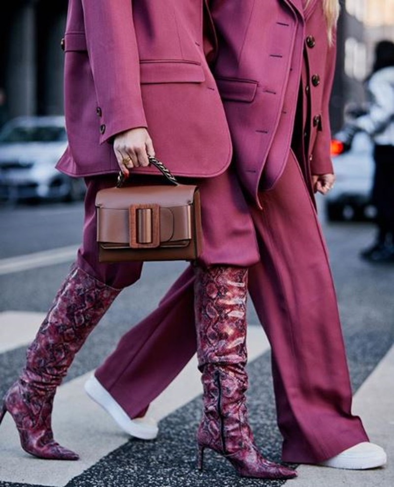 Super Hot Trend: Τι φορούν τώρα τα κορίτσια της μόδας εκτός από στενά jeans με ankle boots; - εικόνα 3