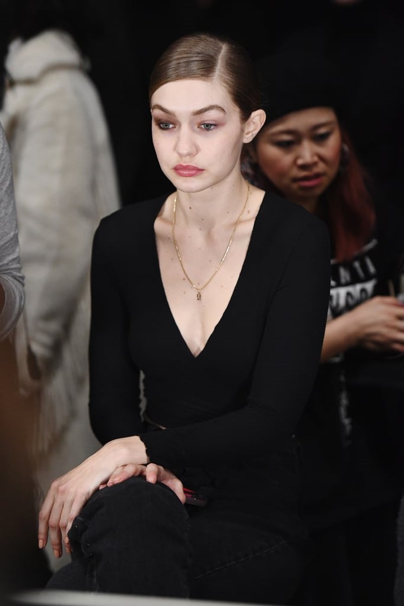 H Gigi Hadid αποθεώνει το tonal dressing στο ντεφιλέ του Tom Ford - εικόνα 3