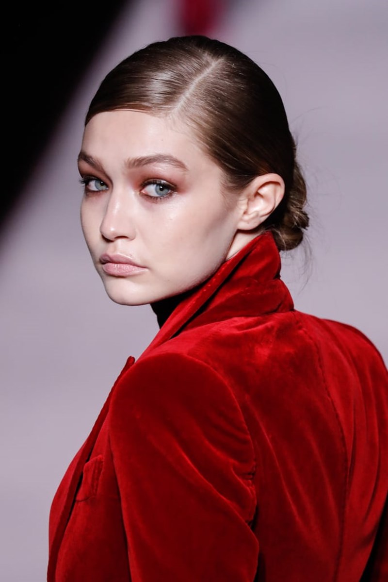 H Gigi Hadid αποθεώνει το tonal dressing στο ντεφιλέ του Tom Ford - εικόνα 2