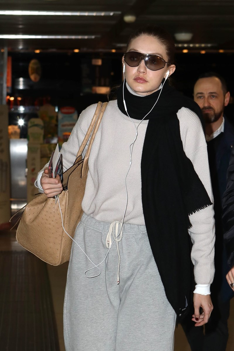 H Gigi Hadid με το πιο comfort chic look - εικόνα 1