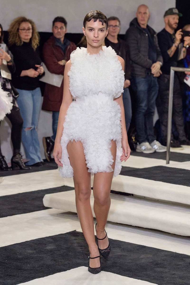 Είναι αυτό το πιο extra ντεφιλέ της New York Fashion Week; - εικόνα 2