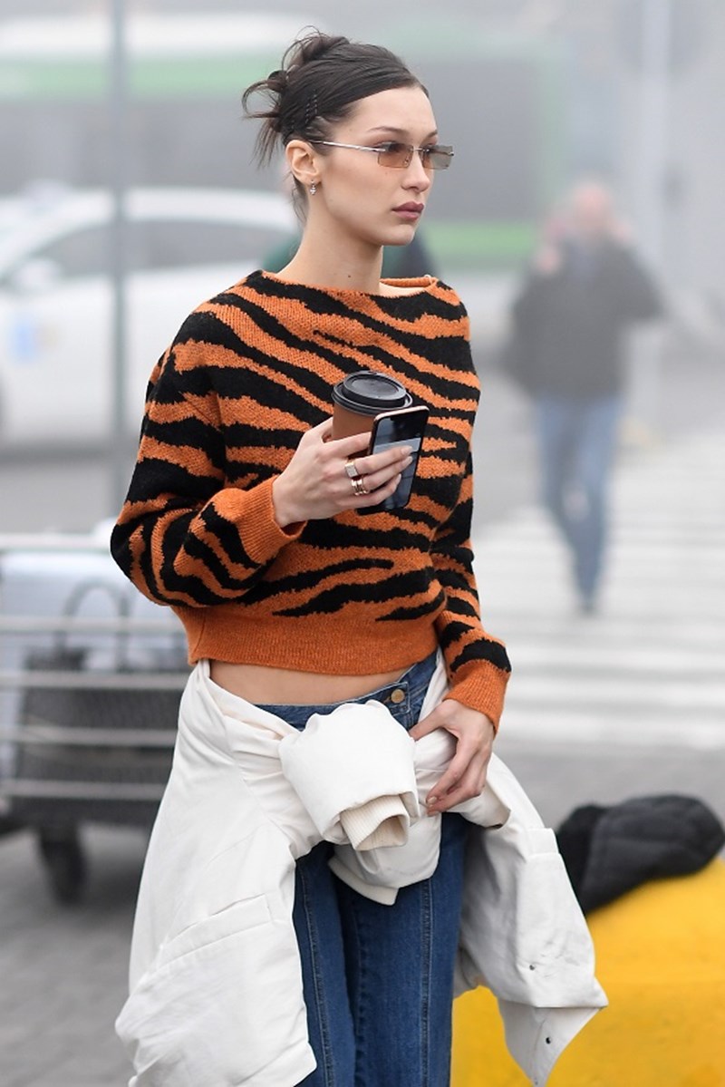 H Bella Hadid με μπλούζα Mango - εικόνα 1