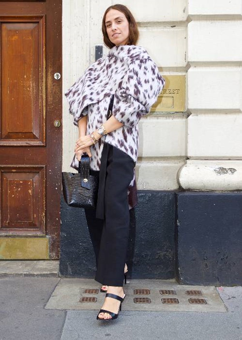 Η τσάντα που λατρεύουν οι influencers είναι άκρως οικονομική - εικόνα 2