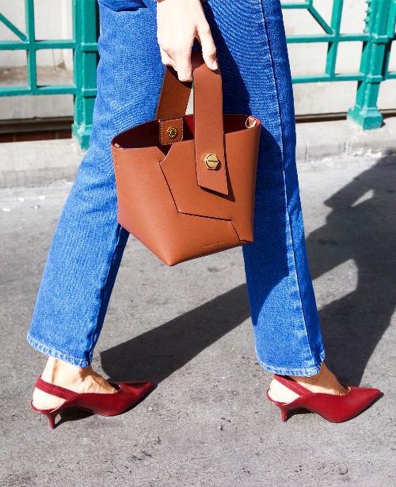 Η τσάντα που λατρεύουν οι influencers είναι άκρως οικονομική - εικόνα 1