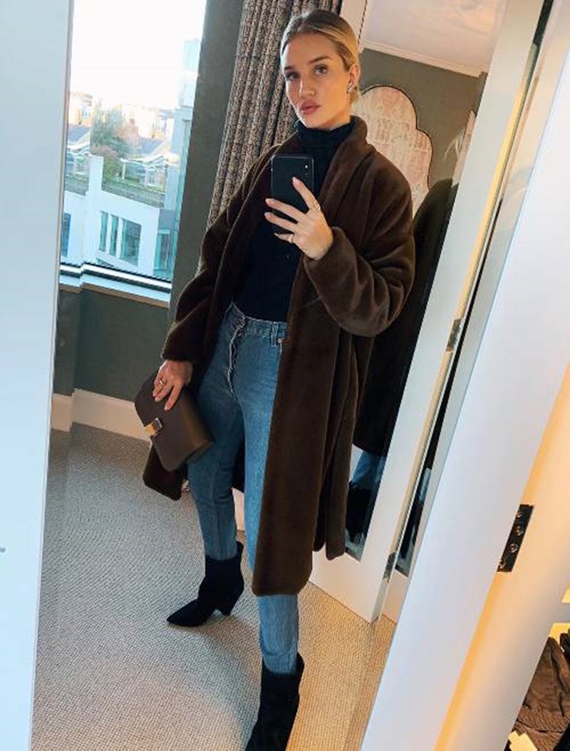 H Rosie Huntington ξέρει από καθημερινό chic στυλ - εικόνα 2