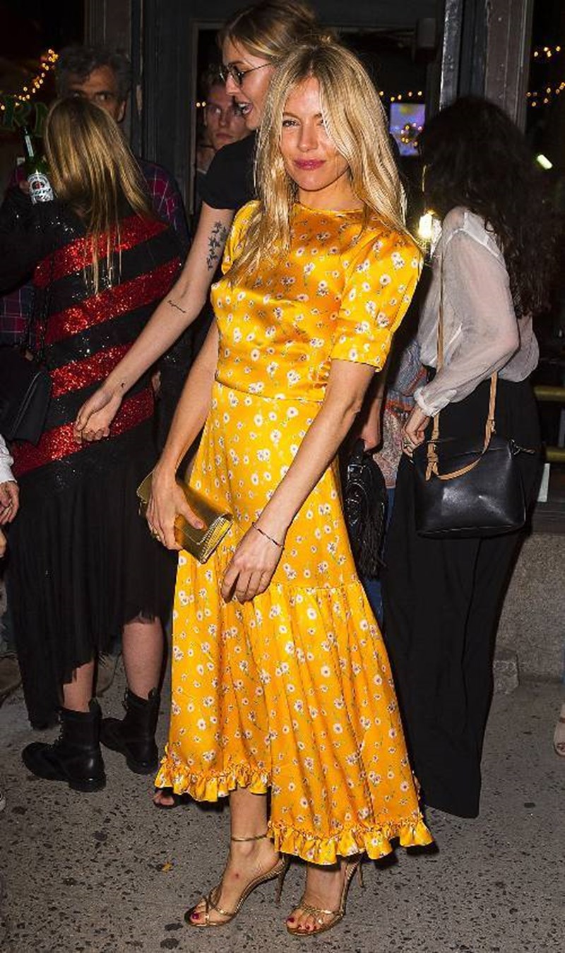 Get the look: Τα must κομμάτια της Sienna Miller - εικόνα 1