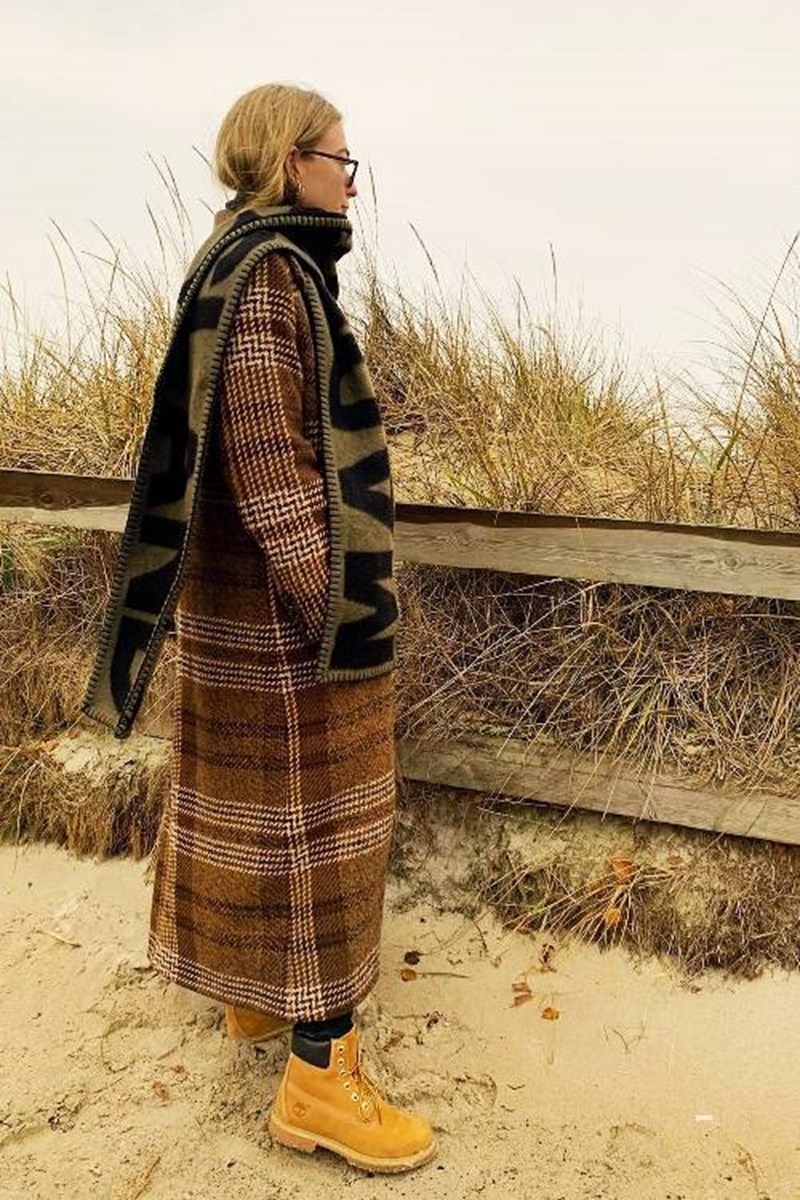 Αυτά είναι τα μποτάκια που ταιριάζουν τέλεια με τα midi φορέματα της γκαρνταρόμπας σου - εικόνα 1