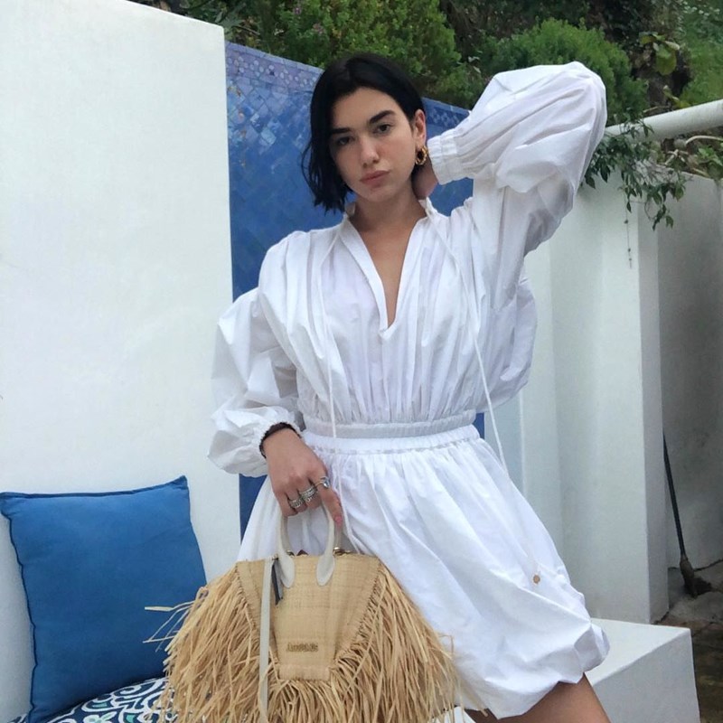 H Dua Lipa κρατά την τσάντα που θέλουμε αυτό το καλοκαίρι - εικόνα 1
