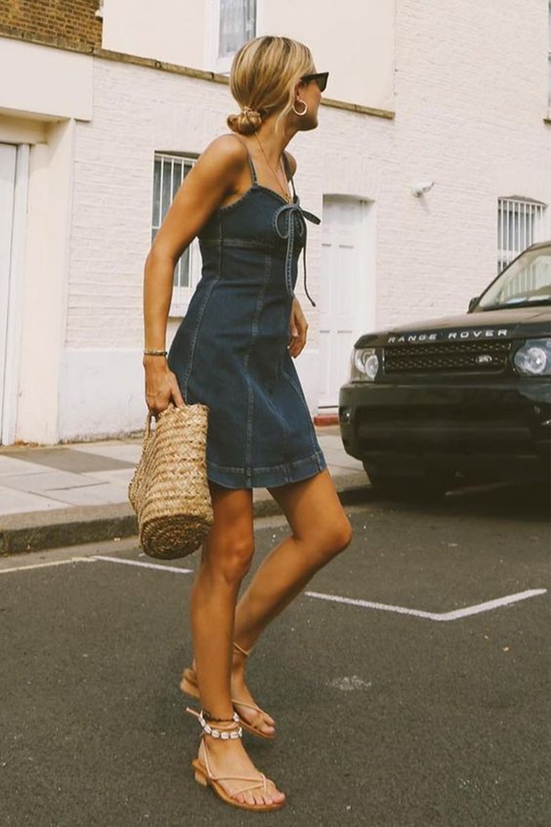 Denim Dress: Η πιο casual cool τάση της μόδας - εικόνα 3