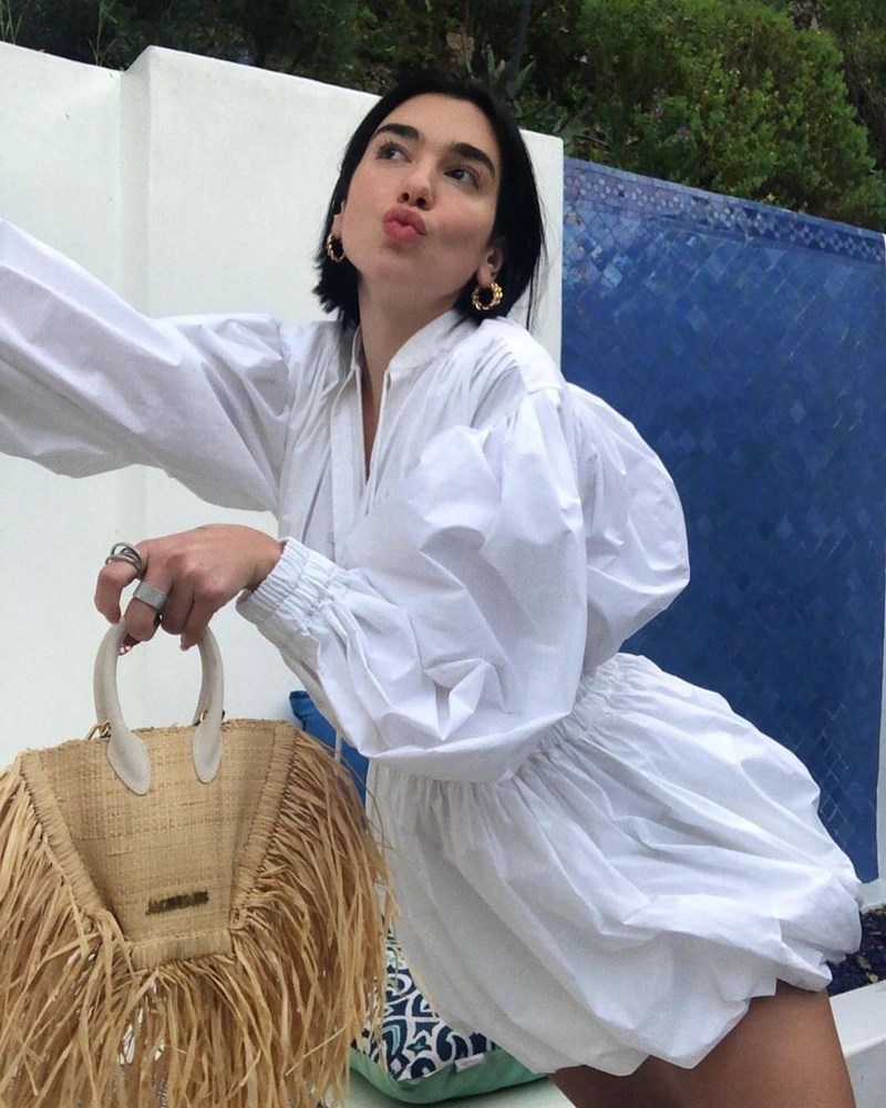 H Dua Lipa κρατά την τσάντα που θέλουμε αυτό το καλοκαίρι - εικόνα 2