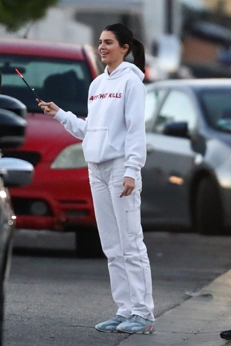 Βρήκαμε το denim trend που αγαπούν τώρα celebrities και influencers - εικόνα 2