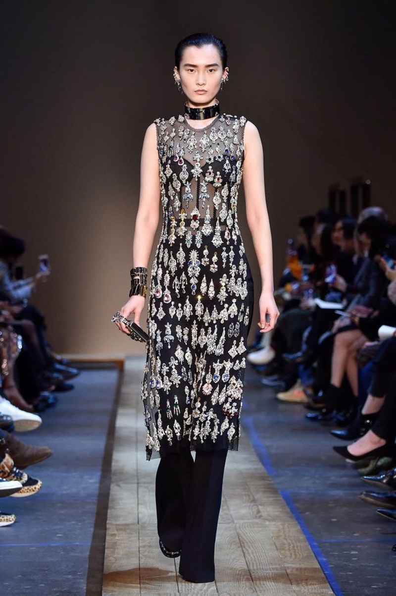 Οι λεπτομέρειες που μας έκαναν να λατρέψουμε λίγο περισσότερο το show του Alexander McQueen - εικόνα 3