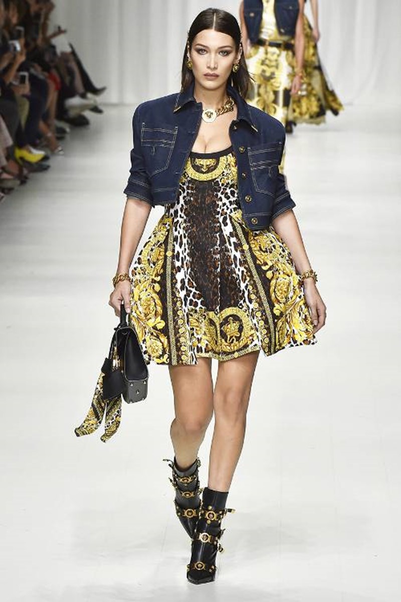 To chain print του οίκου Versace είναι ό,τι πιο hot μπορείς να φορέσεις τώρα - εικόνα 1