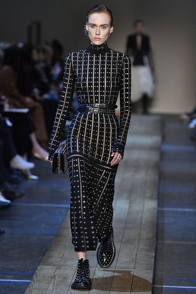 Οι λεπτομέρειες που μας έκαναν να λατρέψουμε λίγο περισσότερο το show του Alexander McQueen - εικόνα 4